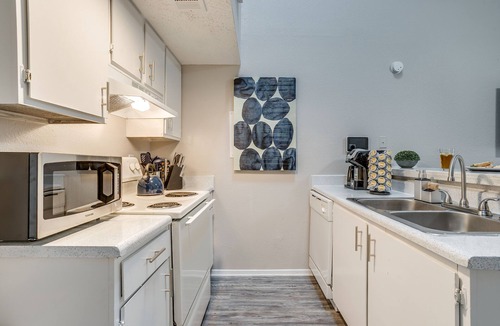 Central Arlington Apartment | Ultra Fast WiFi✶Security System✶King Bed✶4K TVs #88