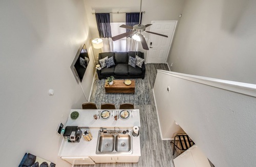 Central Arlington Apartment | Ultra Fast WiFi✶Security System✶King Bed✶4K TVs #88