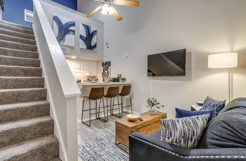 Central Arlington Apartment | Ultra Fast WiFi✶Security System✶King Bed✶4K TVs #88