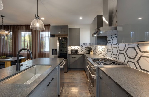 Talbot's Corner House | Ultra Heated Rooftop Pool! Arcade, Elevator, EV Charger, Sleeps 11, Full Home