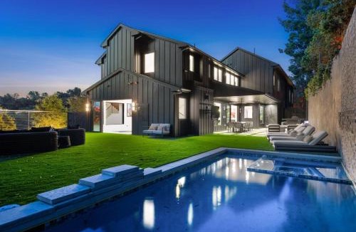 Los Angeles County House | Ultra High-End Villa with Pool, Spa and Private Courts