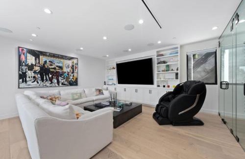 Los Angeles County House | Ultra High-End Villa with Pool, Spa and Private Courts