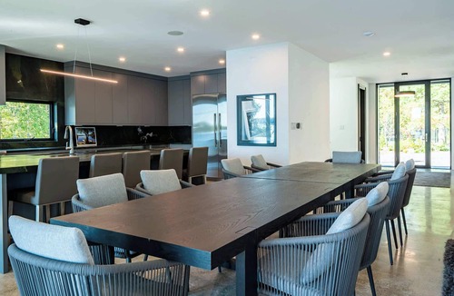 Bala House | Ultra Lux Cottage, Sleeps 16, Golf Sim + More!