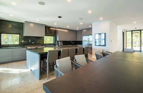 Bala House | Ultra Lux Cottage, Sleeps 16, Golf Sim + More!