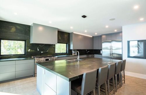 Bala House | Ultra Lux Cottage, Sleeps 16, Golf Sim + More!