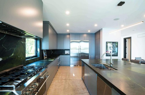 Bala House | Ultra Lux Cottage, Sleeps 16, Golf Sim + More!