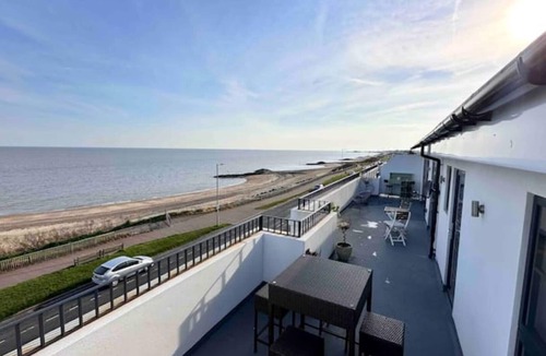 Holland-On-Sea Apartment | Ultra Luxury Beach Penthouse