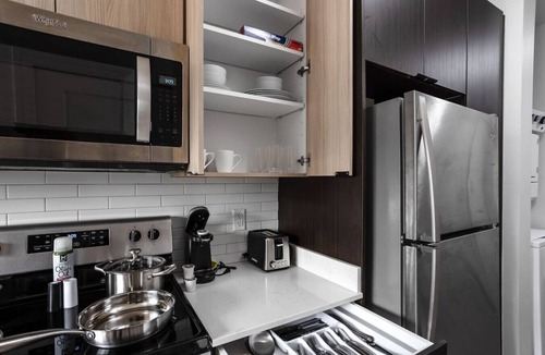 Mile Square Apartment | Ultra Luxury Building: Executive Lounge+Pool+Gym
