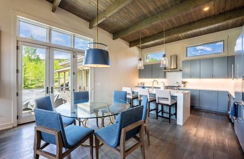 Silverthorne House | Ultra Luxury Retreat | Private Hot Tub + Firepits | Privacy
