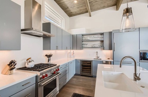 Silverthorne House | Ultra Luxury Retreat | Private Hot Tub + Firepits | Privacy