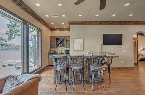 Afton Apartment | Ultra-Luxury Waterfront Retreat on Duck Creek Oklahoma