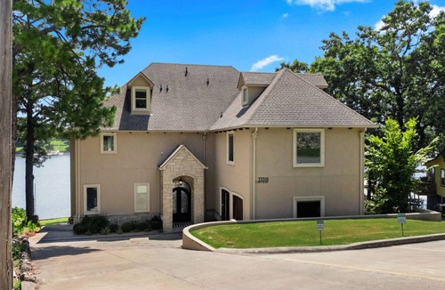 Afton Apartment | Ultra-Luxury Waterfront Retreat on Duck Creek Oklahoma