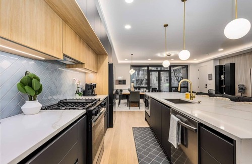 Uptown Apartment | Ultra-modern 4BR/2.5BA Uptown/Edgewater duplex, featuring a rooftop deck with fire pit and easy access to the lake, dining, shopping, and Chicago’s cultural highlights.