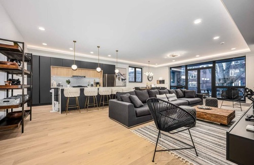 Uptown Apartment | Ultra-modern 4BR/2.5BA Uptown/Edgewater duplex, featuring a rooftop deck with fire pit and easy access to the lake, dining, shopping, and Chicago’s cultural highlights.