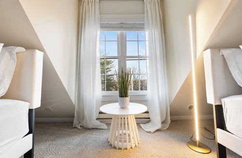 White Plains House | Ultra-Modern Luxe Sleek & Stunning Stay