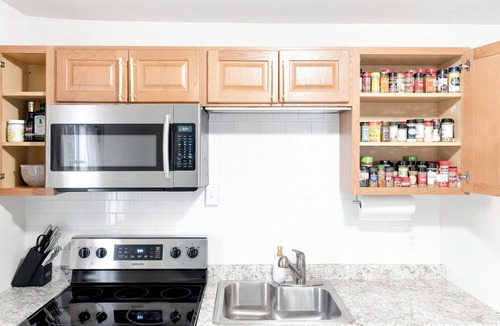 White Plains House | Ultra-Modern Luxe Sleek & Stunning Stay