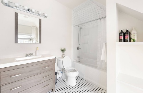 White Plains House | Ultra-Modern Luxe Sleek & Stunning Stay