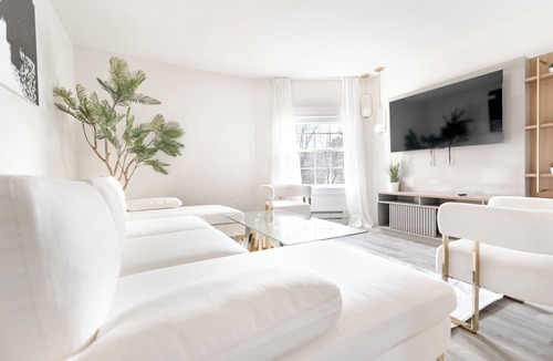 White Plains House | Ultra-Modern Luxe - Sleek & Stunning Stay!