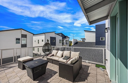 Spring Shadows House | Ultra Modern Paradise Retreat with Pool & Balcony!