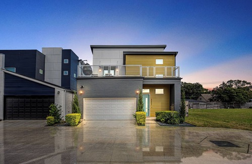 Spring Shadows House | Ultra Modern Paradise Retreat with Pool & Balcony!