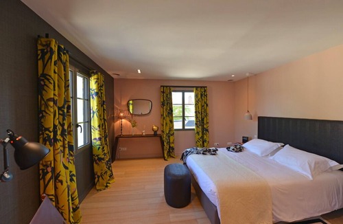 Les Mesneux House | UMAMI Deluxe Room