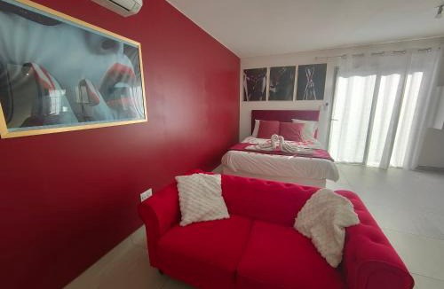 Meusnes House | Un amour passionnel,love room,15 min du zoo,balnéo XL privatisée et disponible toute l'année ,piscine couverte et chauffée d'avril à fin septembre à partager avec d'autres logements et elle est privatisée de 20h à 22h