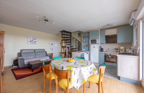 Courseulles-sur-Mer Apartment | Un Balcon sur le Port - Place de parking