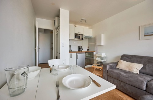 Saint-Regnobert-de-la-Cote-de-Nacre Apartment | Un Balcon sur la Mer - Appt à 30m de la plage