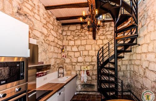 Lauzun Bed & Breakfast | Un Petit Château