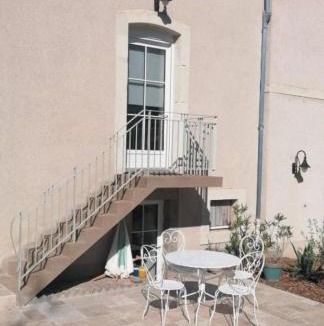 Laval Apartment | Un toit sous les ifs