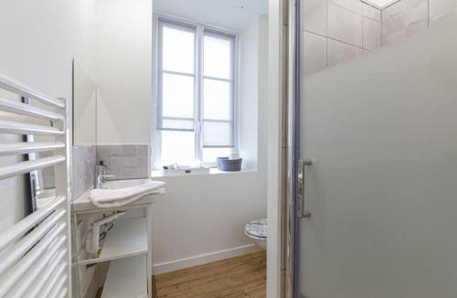 Laval Apartment | Un toit sous les ifs