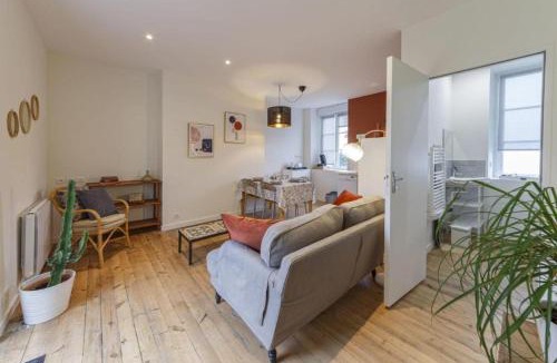 Laval Apartment | Un toit sous les ifs