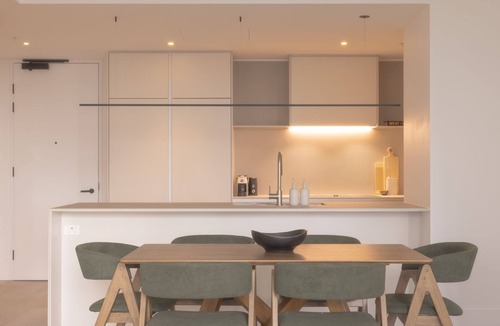 Docklands Apartment | Una Mas Apartment, Melbourne Imel