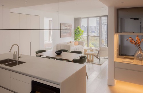 Docklands Apartment | Una Mas Apartment, Melbourne Imel