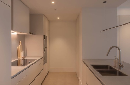 Docklands Apartment | Una Mas Apartment, Melbourne Imel