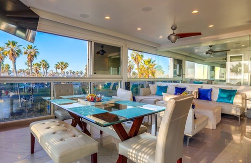South Mission Beach Condo | Unbeatable beachfront condo with modern kitchen, balcony & unparalleled sunsets
