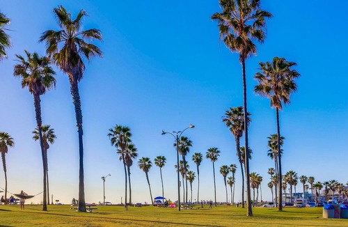 South Mission Beach Condo | Unbeatable beachfront condo with modern kitchen, balcony & unparalleled sunsets