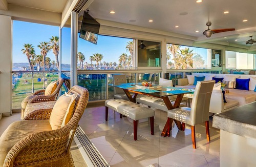 South Mission Beach Condo | Unbeatable beachfront condo with modern kitchen, balcony & unparalleled sunsets