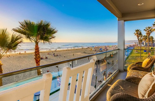 South Mission Beach Condo | Unbeatable beachfront condo with modern kitchen, balcony & unparalleled sunsets