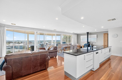 Goolwa South House | Unbeatable River & Beachfront Escape – Space and Views.