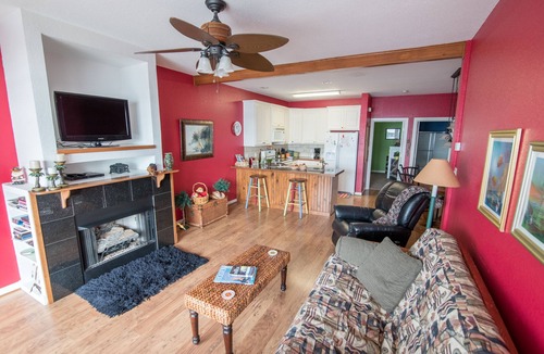 Granbury Ski Chalet | Unbelievable Views, Perfect Location and Great Fun Lake House