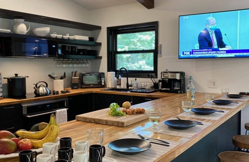 Tannersville House | Uncluttered Elegance Hunter Retreat