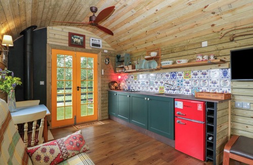 Congresbury Cottage | UNDER THE OAK TREE, romantic, with open fire in Congresbury