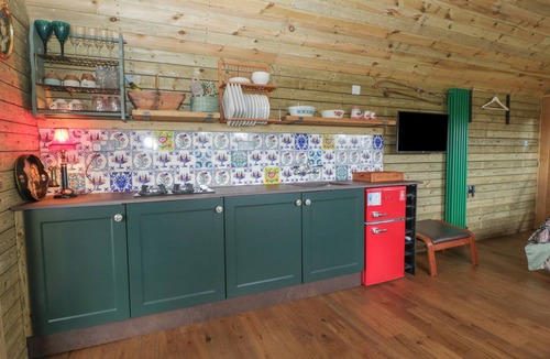 Congresbury Cottage | UNDER THE OAK TREE, romantic, with open fire in Congresbury