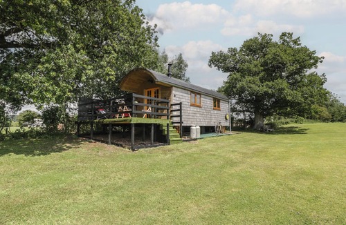 Congresbury Cottage | UNDER THE OAK TREE, romantic, with open fire in Congresbury