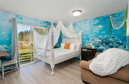 Grayland Hotel | Underwater Mermaid Theme w/Bunk Bed