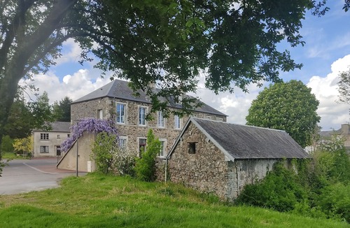 Le Hommet-d'Arthenay Apartment | Une Ancienne École Rénovée, Amoureux de Nature et de Vielles Pierres