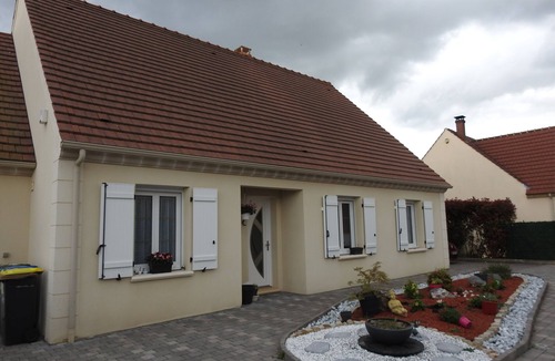 Chambly House | Une belle chambre, lit double.