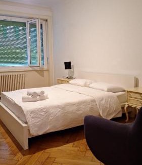 Lausanne House | une chambre à coucher dans un appartement au centre-ville