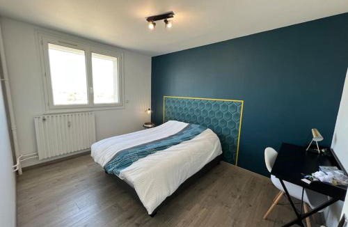Saint-Vincent Apartment | Une chambre privée bleu dans un appartement partagé
